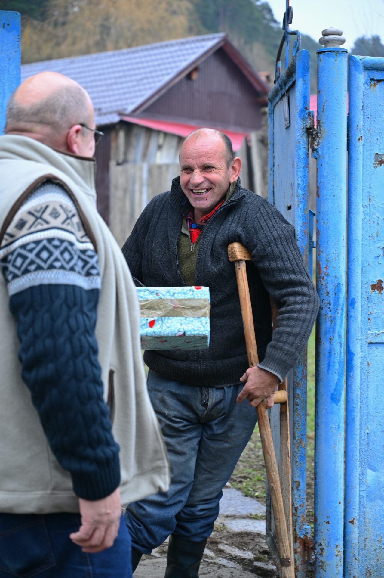 Link to Hope Shoebox Appeal - Man with crutches